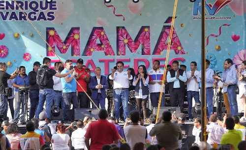 Enrique Vargas festeja a miles de mamás en Ecatepec por el Día de la Madre